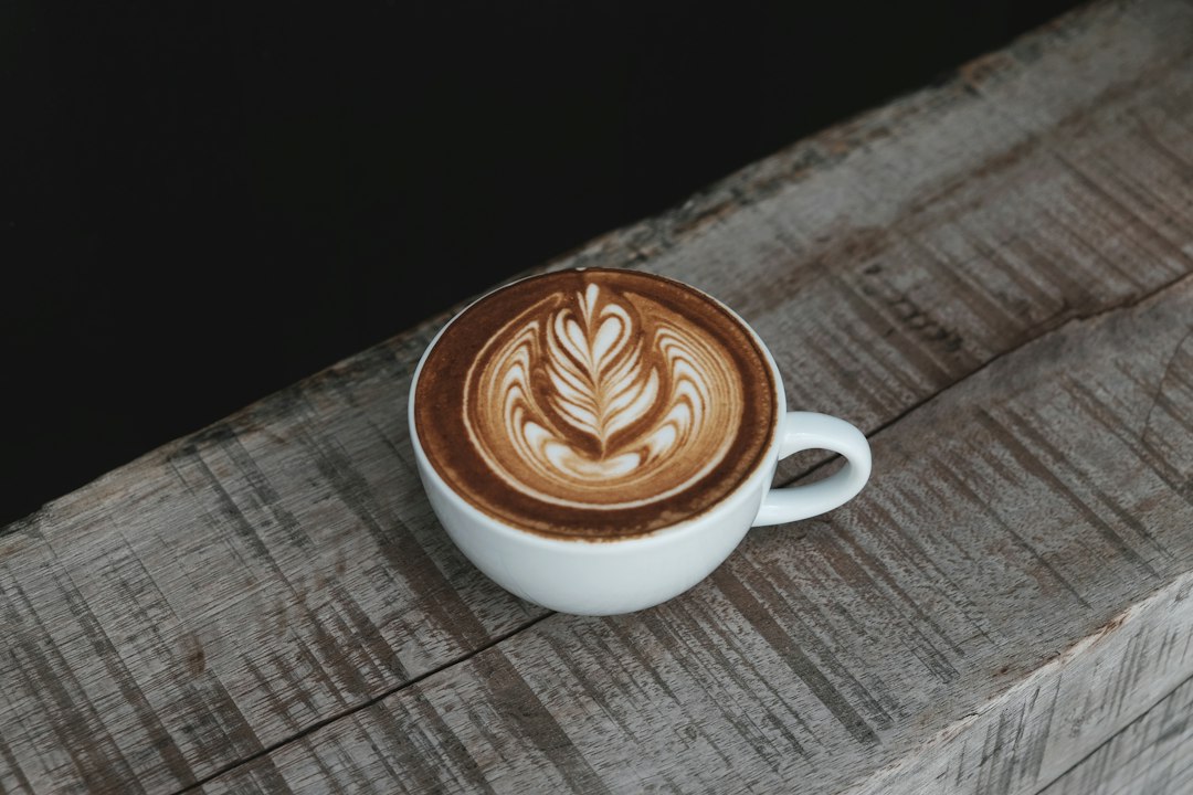 Koffeinfri Kaffe: Ditt Komplett Guide for en Nyte Uten Koffein